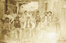 Los hermanos Zuloaga con los trabajadores en La Moncloa (c.1883).