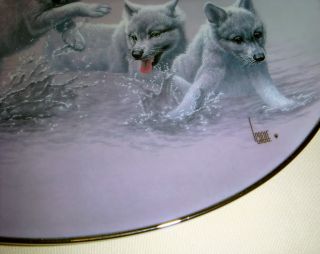 Lee Cable Wild Bunch Series Splash Dance Gorgeous White Wolves Plate