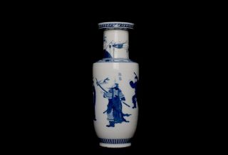 LARGE CHINESE ANTIQUE 18TH C BLUE AND WHITE HERO FIGURE ROULEAU VASE
