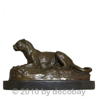 Panther Raubkatze Jaguar liegend auf Stein. Natur treue Bronze