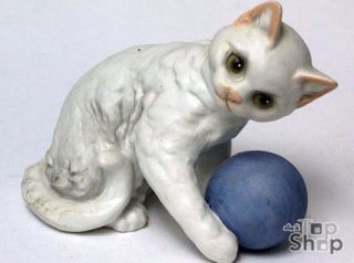 Weiße KATZE MIT BALL Kätzchen  GÖBEL Porzellan Figur 233