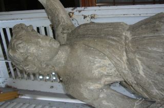 steinfigur antike steinguss gefasst sockel fisch tilman hoche