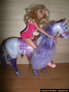 Pferd für Barbie mit viel Zubehör lila Stulpen Schuhe Sattel