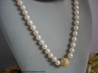 Diese wunderschöne, weiße Perlenkette aus Süßwasserzuchtperlen
