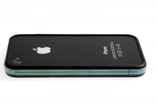 iPhone 4 Bumper LEUCHTEND BLAU TRANSPARENT SCHWARZ mit Metallbutton