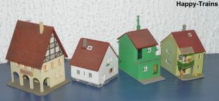 15 tlg. alte Gebäude Konvolut /Pappe, Holz Bahnübergang, Häuser