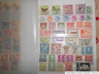 verschiedene Alben mit Briefmarken aus aller Welt