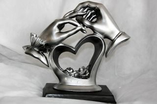Zwei Hände, Ringe, Symbol der Treue Hochzeit, Liebe Silber 26x24 cm