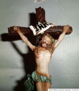 kleines Kreuz, Kruzifix, Standkruzifix mit Rosen / Material vermutlich