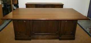 Antique STYLE TRADITIONAL OFFICE Lehigh Leopold walnut Executive desk